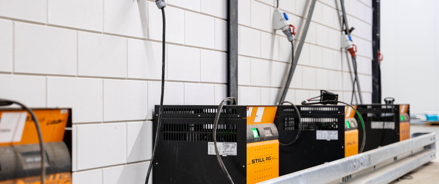 Aansluiten laders heftruck