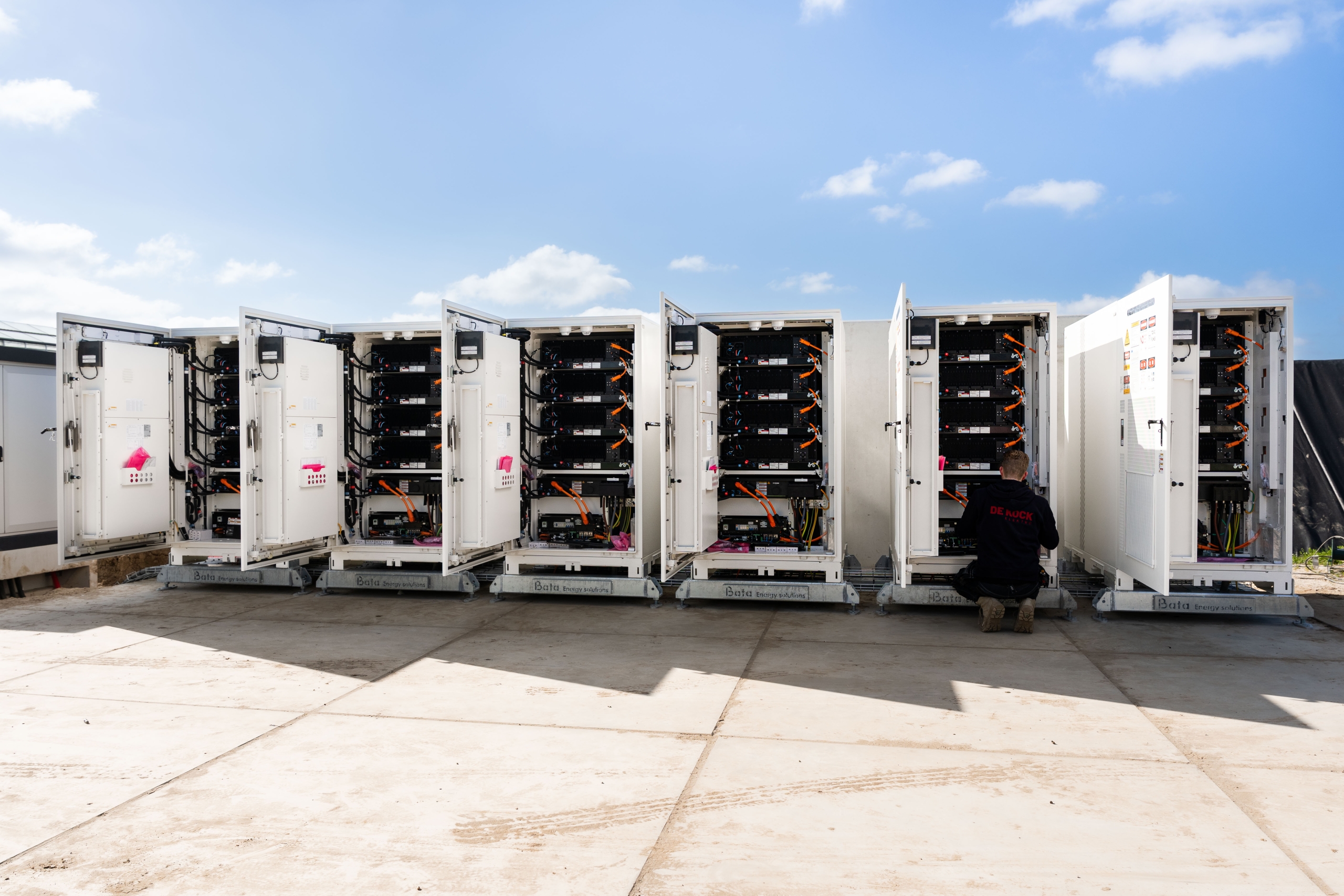 Batterijopslag, batterijopslag tuinbouw, glastuinbouw batterij, de heufkens batterijopslag, batterij gekoppeld, batterij aansluiten