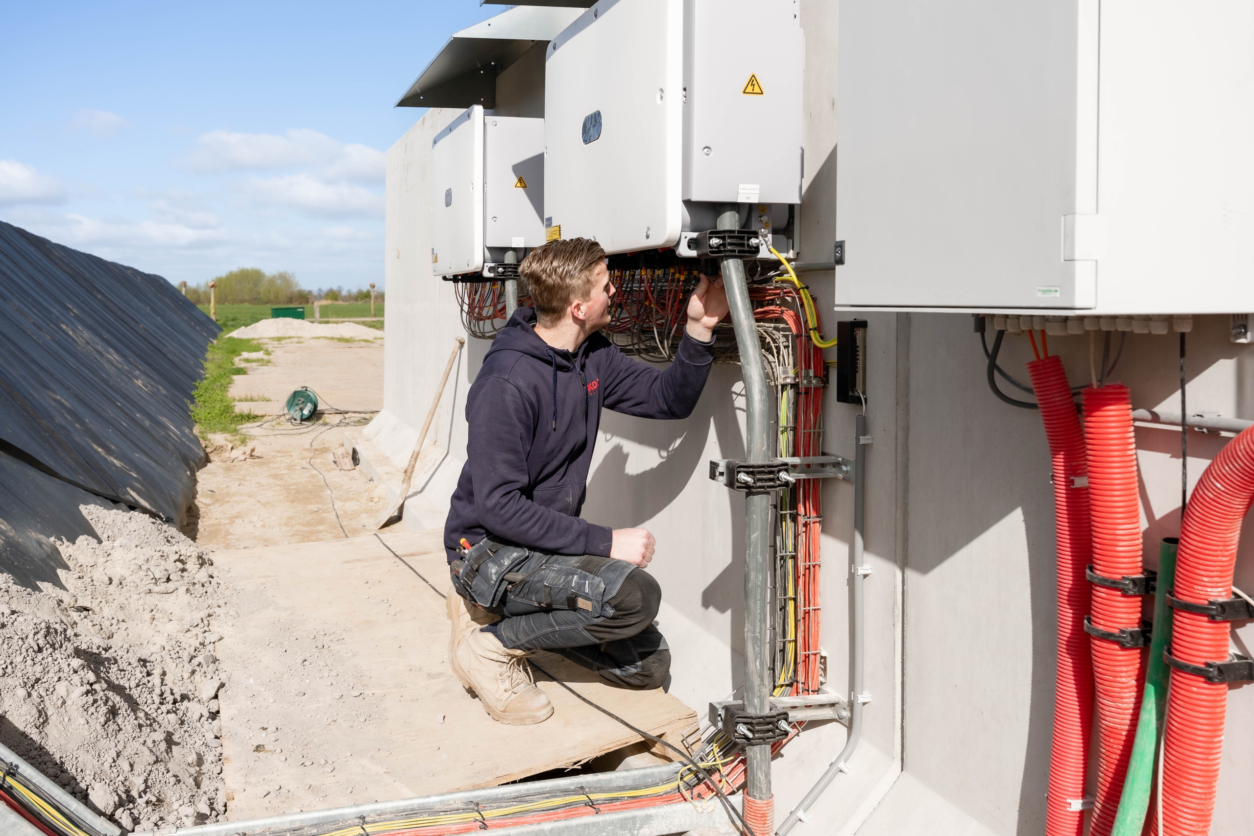 installatie omvormer, omvormer installateur, zonnepanelen aansluiten, energievoorziening aansluiten