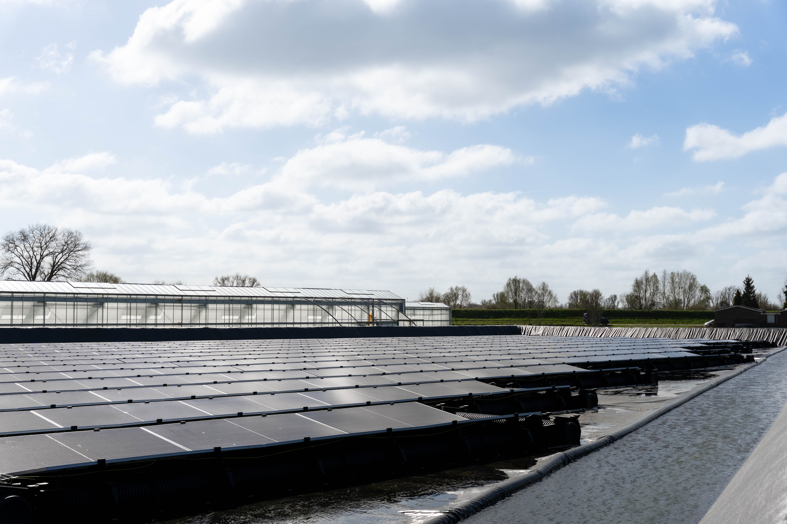 zonnepark, zonnepark op bassin, bassin zonnepanelen, zonnepanelen drijvend